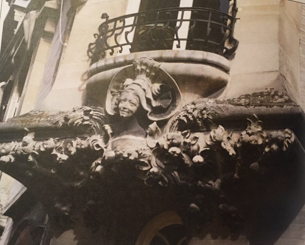 Rouen de balcon en&nbsp;balcon