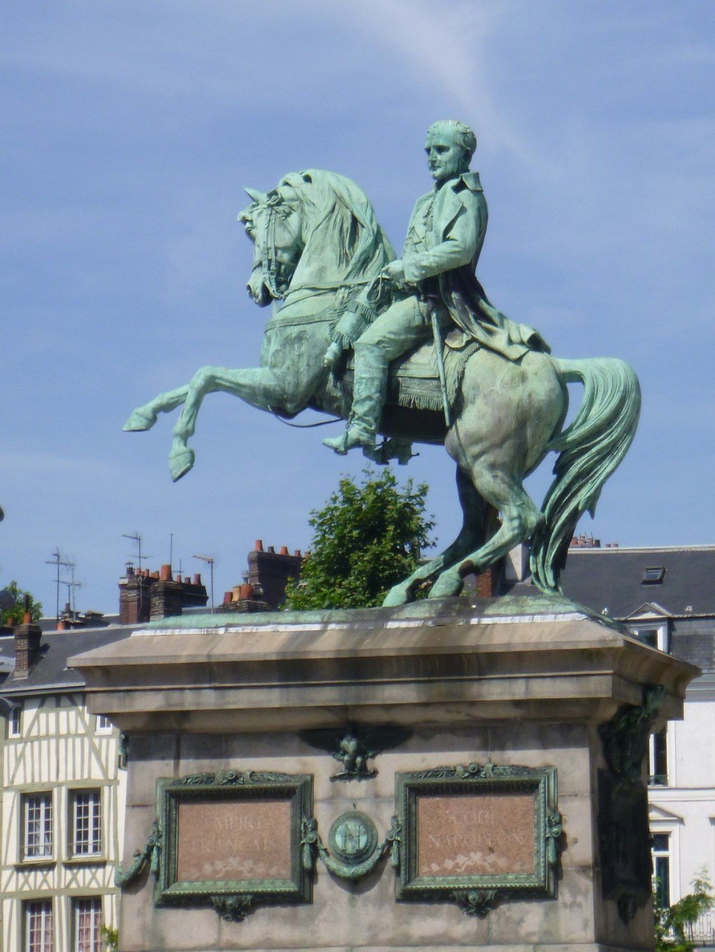 Pourquoi maintenir en place la statue de Napoléon&nbsp;!
